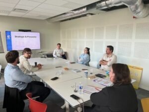 Nicolas Ederlé anime un atelier « Stratégie & pérennité » au CEDEF autour d'une table de réunion